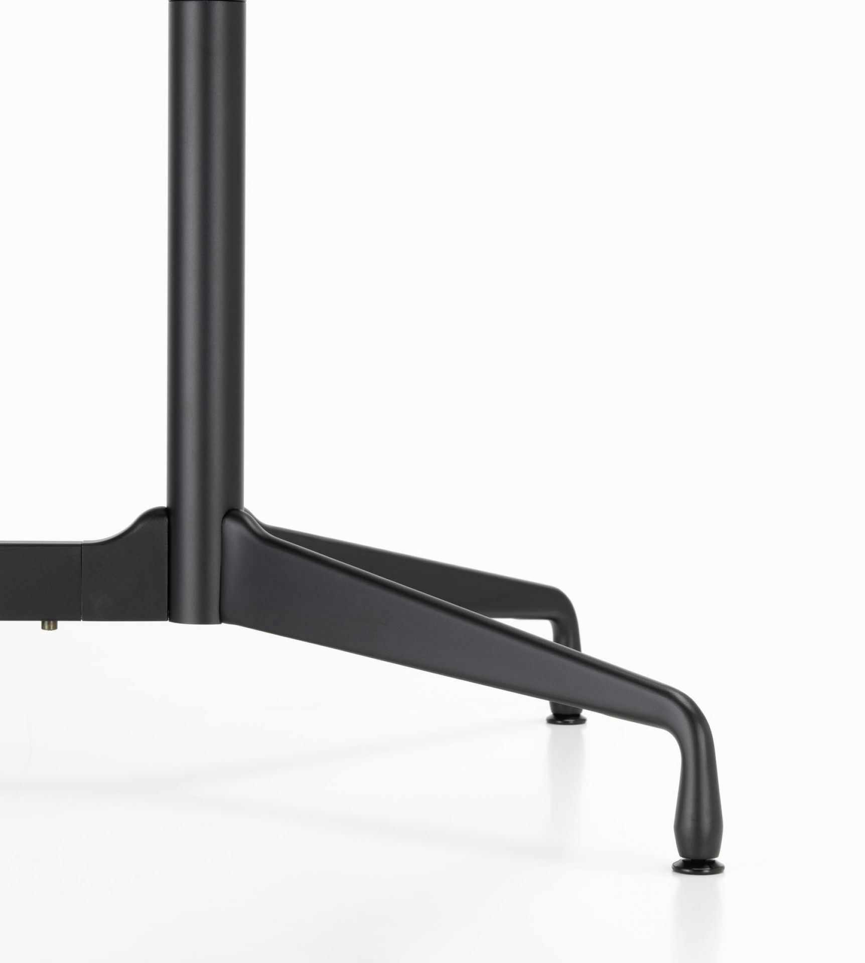 Detailaufnahme des schwarzen Untergestells vom Eames Segmented Table Esstisch von Vitra.