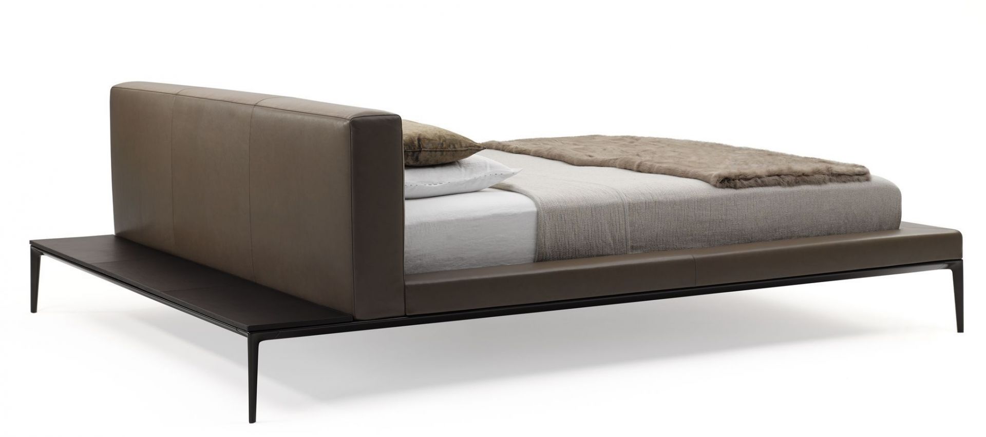 Jaan Bett von Walter Knoll: Modernes Doppelbett mit braunem Lederbezug und minimalistischem Design.