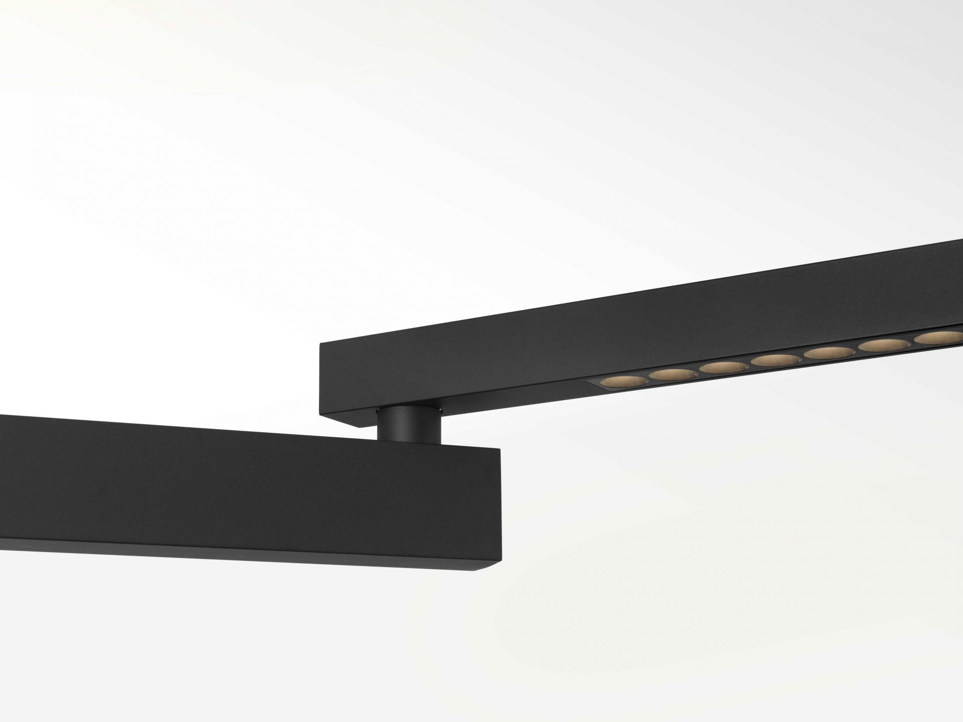 Nahaufnahme der Black Flag Pro Wandleuchte von Flos, modernes Design mit LED-Beleuchtung in Schwarz.