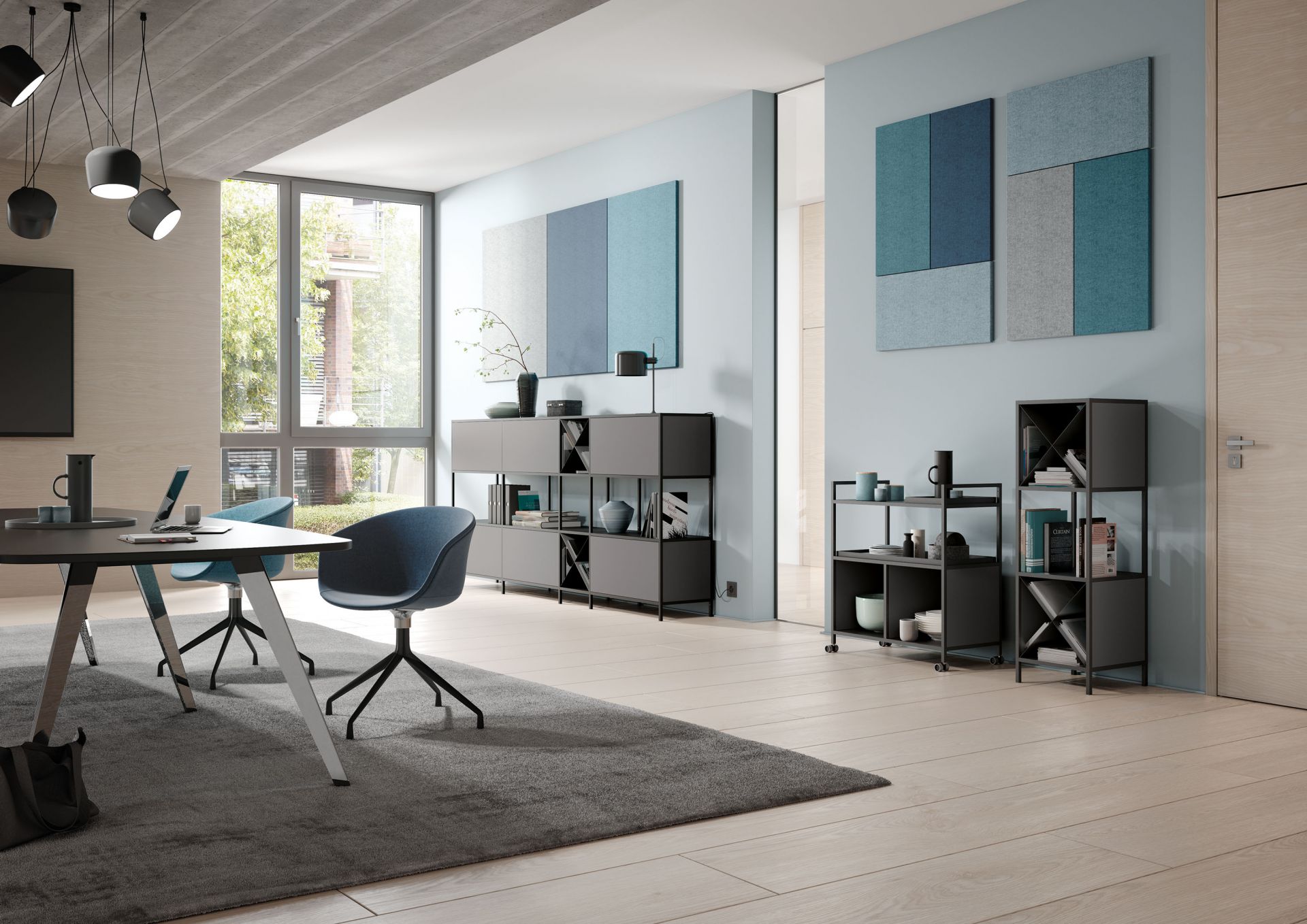 Modernes Büro mit schwarzem Schreibtisch, blauen Bürostühlen, grauen Regalen und Akustikpaneelen an hellblauer Wand.