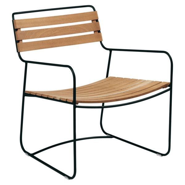 Surprising Sessel von Fermob für den Außenbereich, mit Latten aus Naturholz und schwarzem Metallgestell.