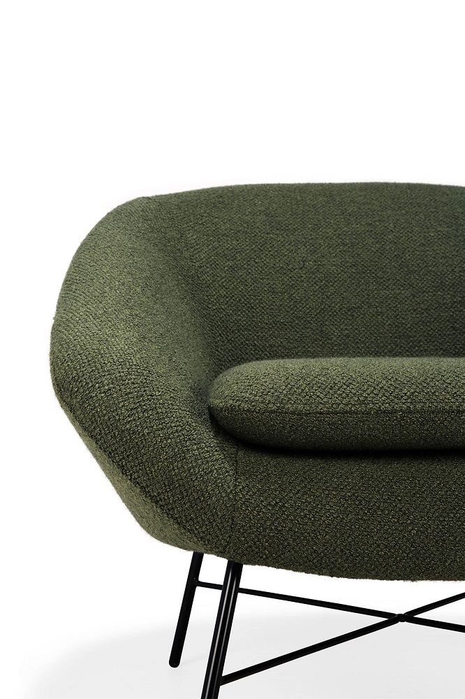 Detailaufnahme: Grüner Ethnicraft Sessel Barrow mit schwarzen Metallbeinen. Moderner Sessel für Wohnzimmer.
