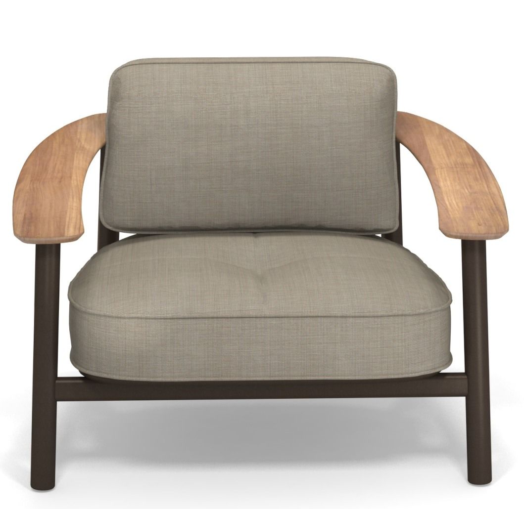 Twins Lounge Chair Sessel Outdoor Emu mit Armlehnen aus Holz und bequemen, beigen Polstern.