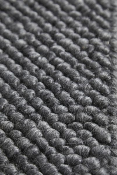Detailaufnahme des grauen Tact Rug Teppichs von Woud, Textur und Material sichtbar.
