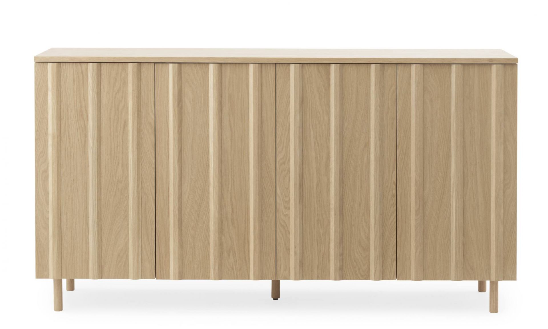 Normann Copenhagen Rib Sideboard aus Eiche, modernes Holz Sideboard mit gerippten Türen und Füßen.