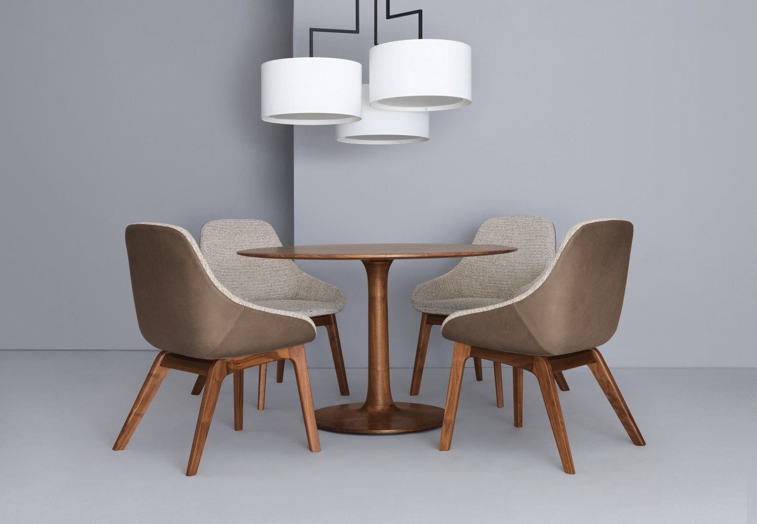 Esstisch mit vier Morph Dining Chairs Stühlen von Zeitraum und moderner Lampe.