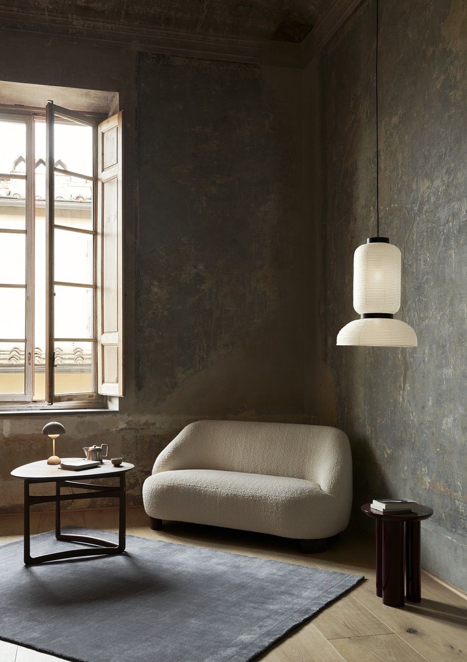 AndTradition Drop Leaf HM5 Lounge Table Beistelltisch im Interieur mit Sofa, Lampe und Teppich.