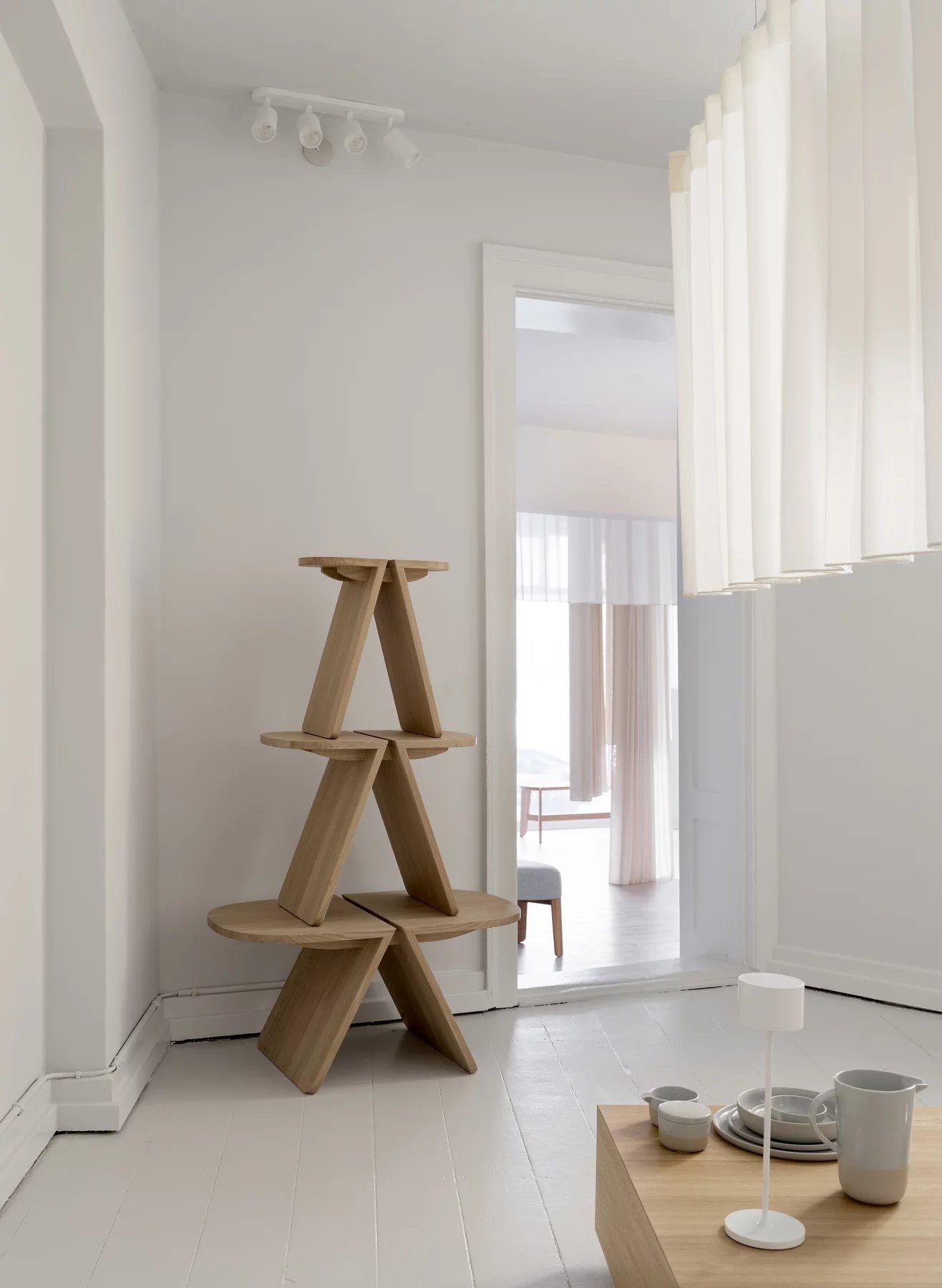 Avio Beistelltisch aus Eiche von Blomus, gestapelt im minimalistischen Wohnzimmer. Moderner Holztisch.