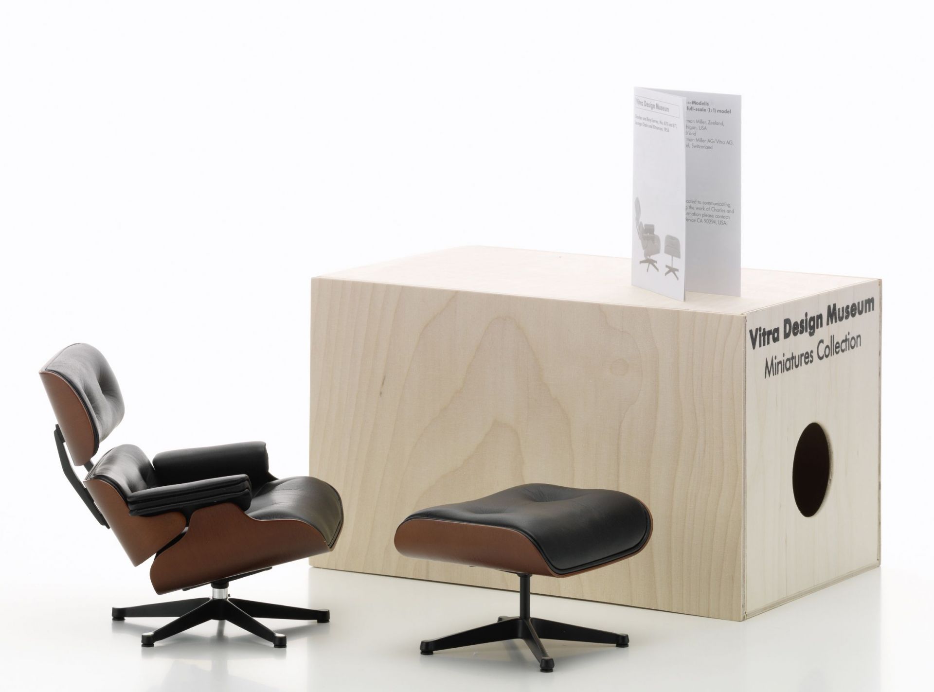 Vitra Miniatur Lounge Chair mit Ottoman, Designklassiker für Sammler und Liebhaber.
