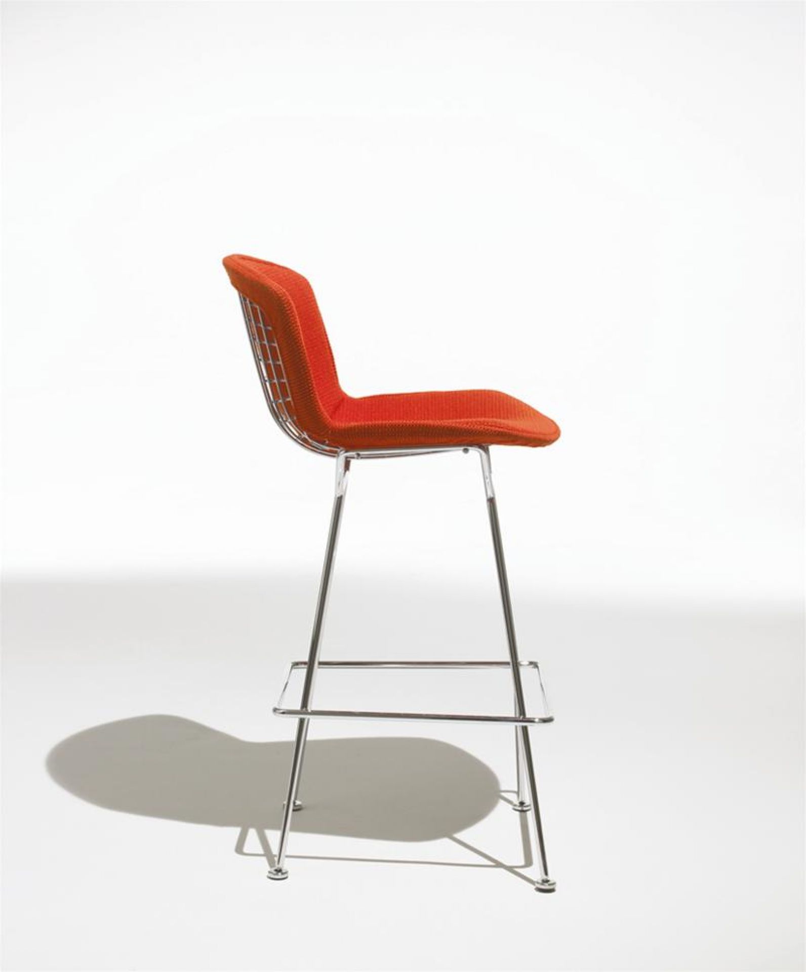 Bertoia Barhocker mit roter Sitzfläche und verchromtem Drahtgestell, modernes Design für die Bar.