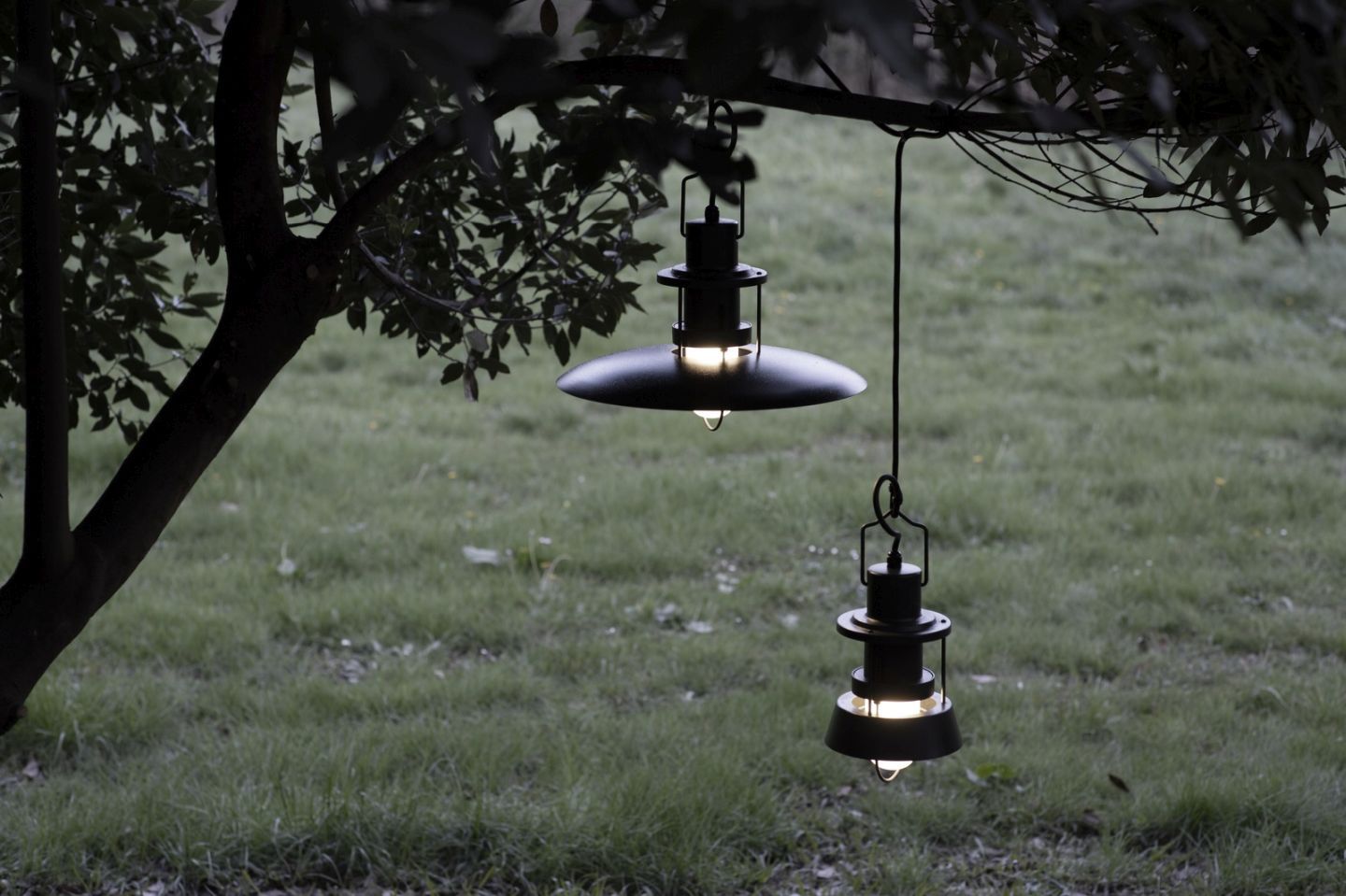 Anthrazitfarbene Polo Outdoor Pendelleuchte von Martinelli Luce, hängend an einem Baum. Gartenbeleuchtung.