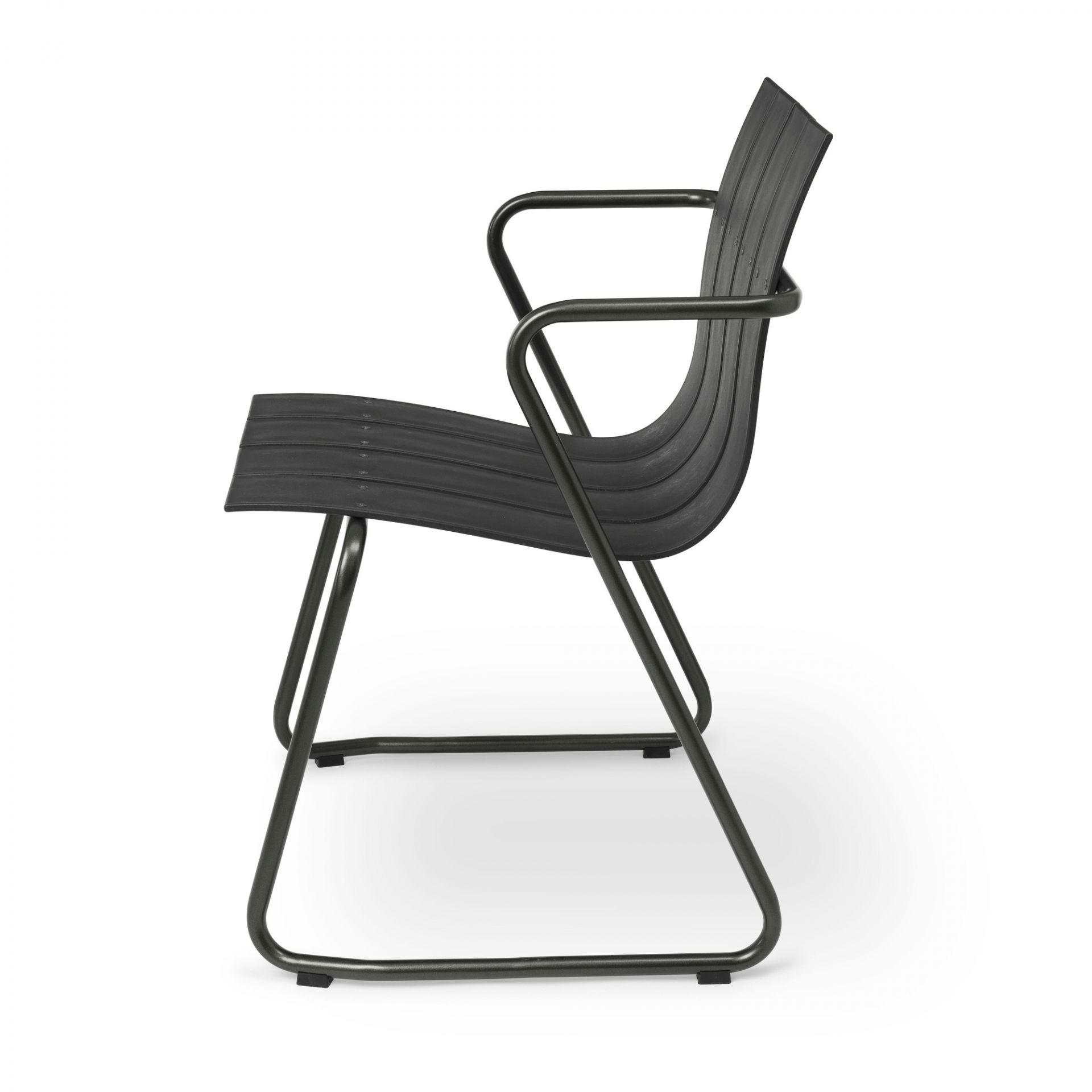 Schwarzer Ocean Chair Outdoor Stuhl von Mater, Seitenansicht. Moderner Gartenstuhl mit Armlehnen und minimalistischem Design.