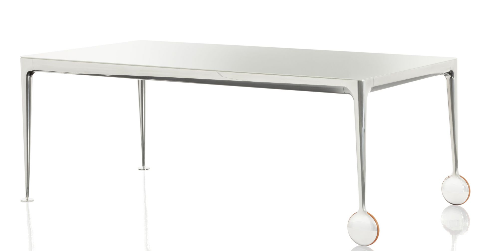 Eleganter, rollbarer Tisch "Big Will Table" von Magis mit glänzender Tischplatte und Chromgestell.