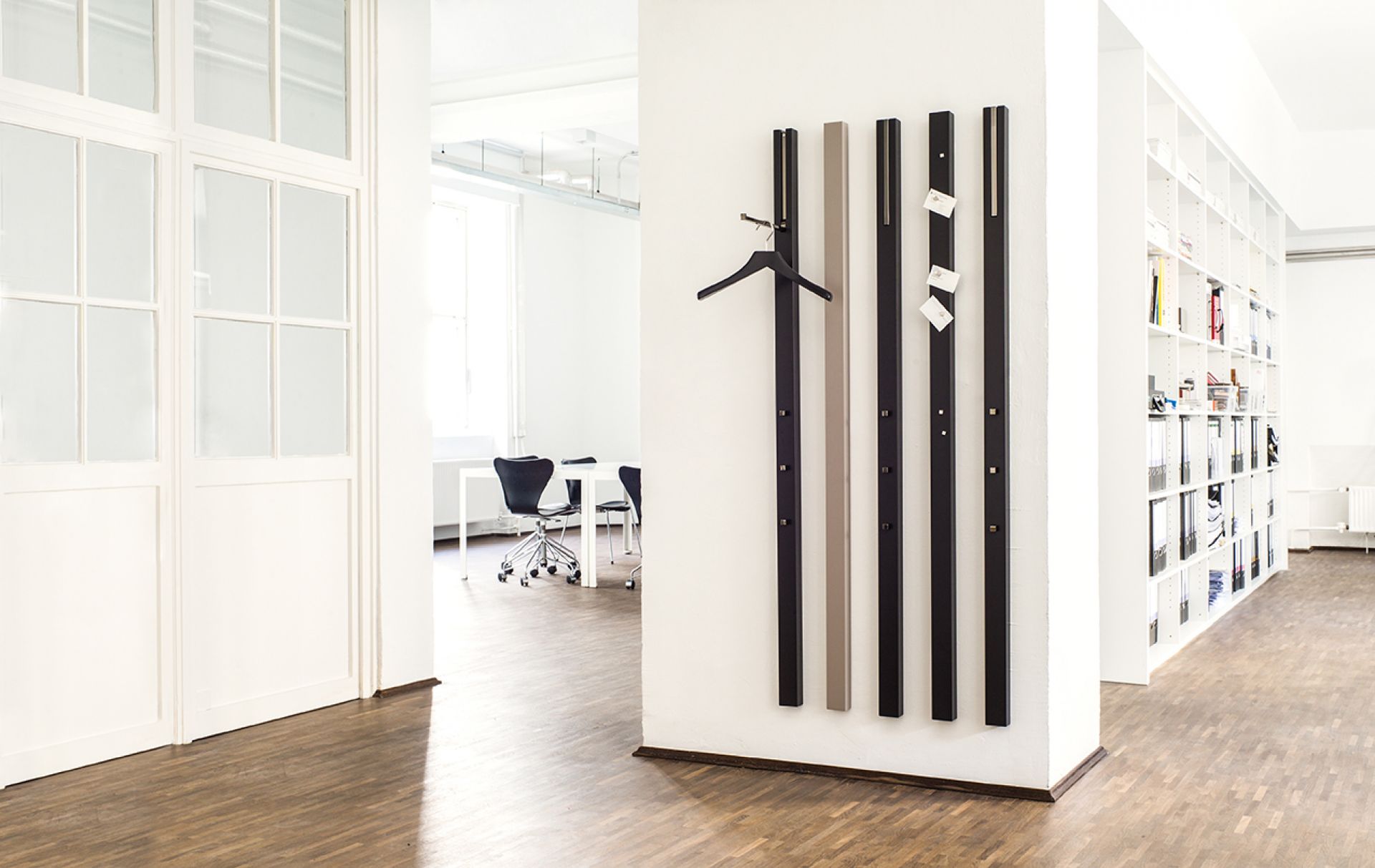 Line Garderobenelement Kieselstein von Schönbuch: Moderne Wandgarderobe mit Haken und Kleiderbügel in minimalistischem Design.