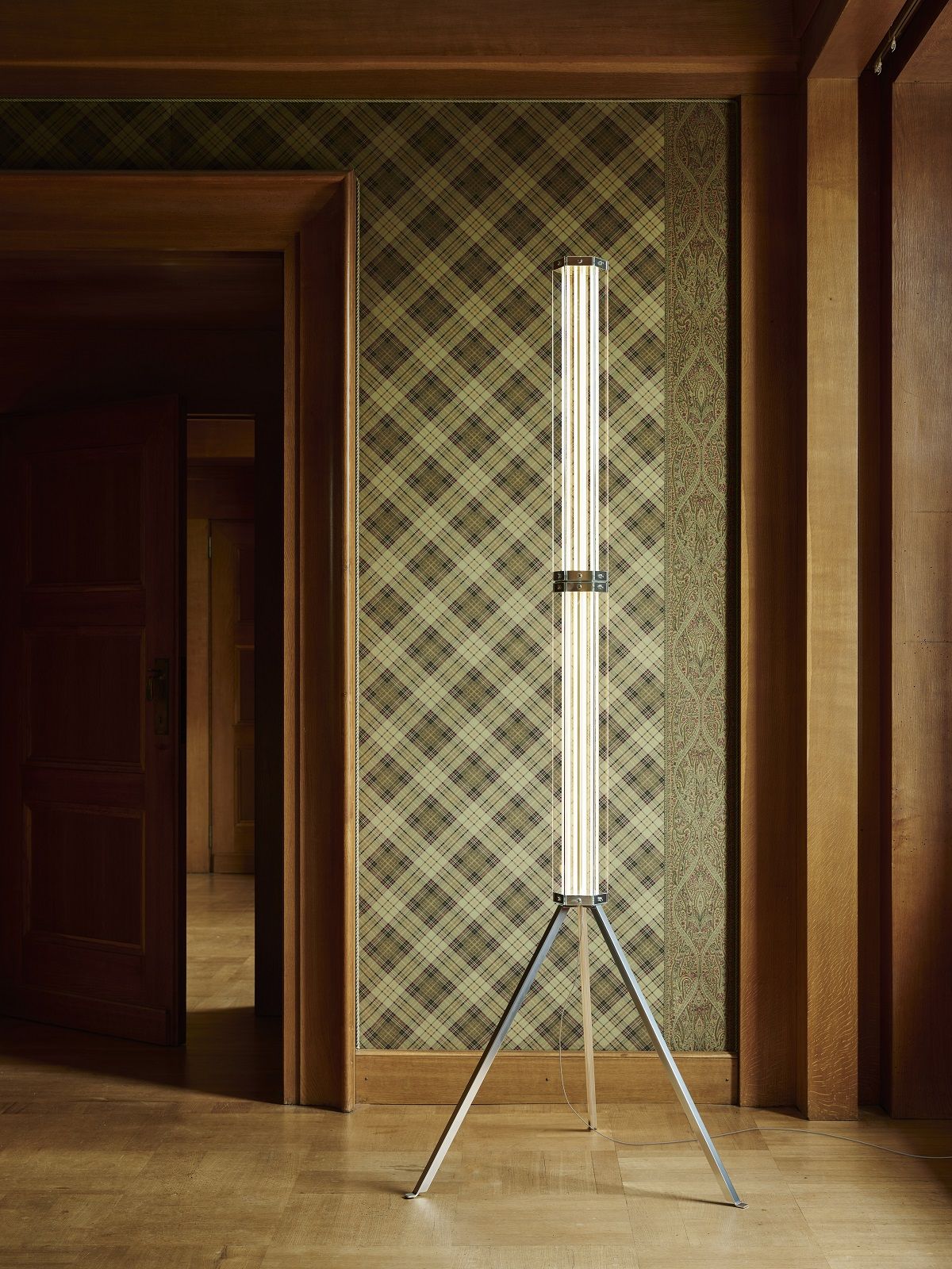 Superwire F Stehleuchte von Flos: Moderne Stehlampe mit Tripod-Fuß und vertikalen Leuchtstoffröhren.