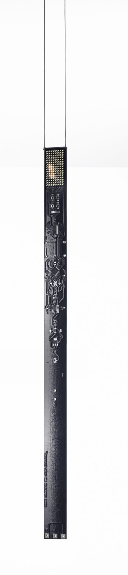 One New Flame Pendelleuchte von Ingo Maurer: Schwarze Hängelampe mit filigraner Leiterplatten-Optik und warmem Licht.