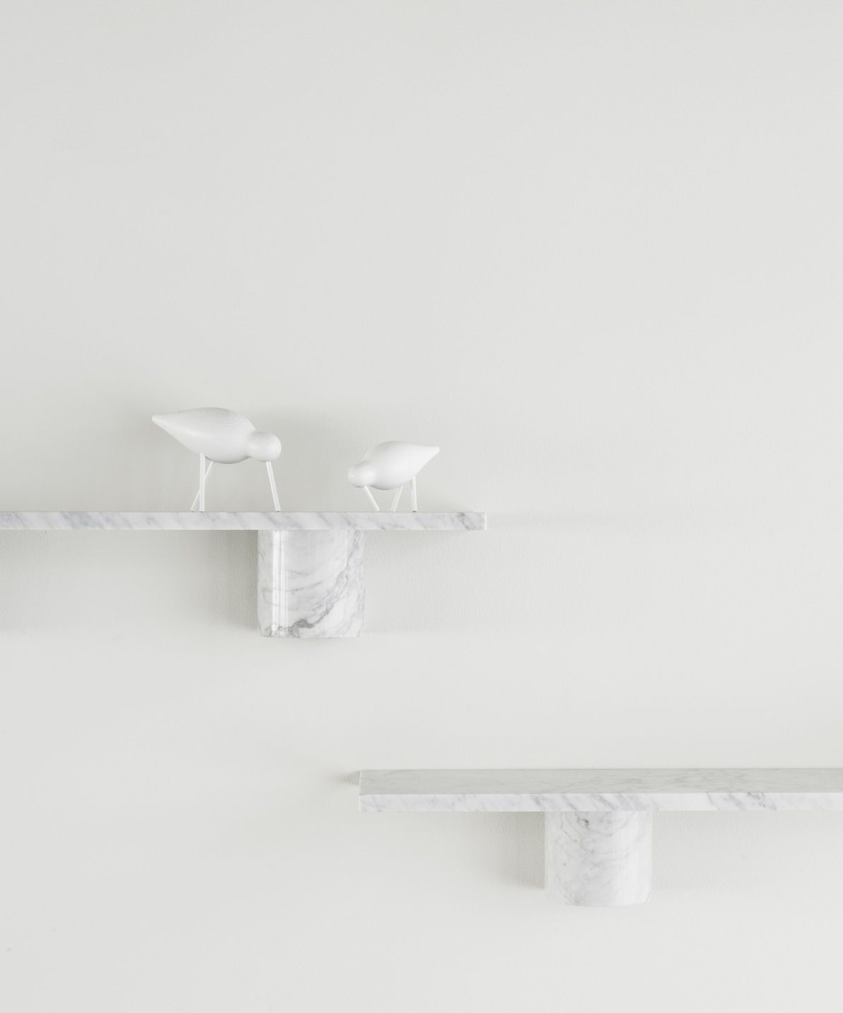 Zwei weiße Marmor Sten Regale von Normann Copenhagen an einer weißen Wand.
