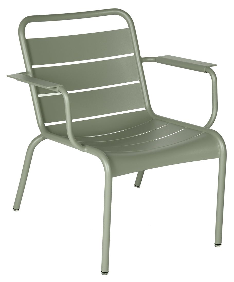 Luxembourg Sessel von Fermob, ein grüner Outdoor Lounge Sessel aus Metall mit Armlehnen.