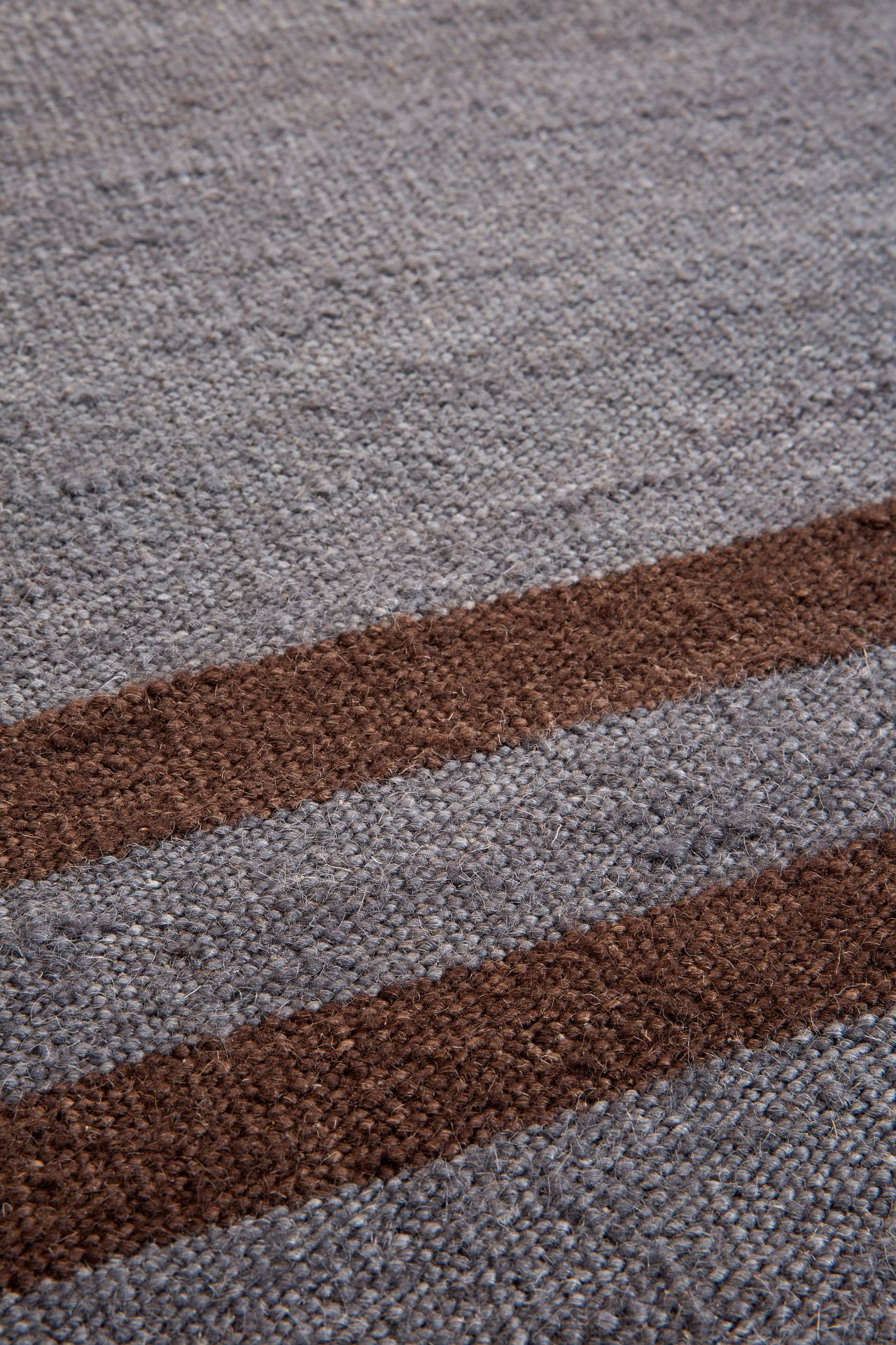 Detailaufnahme des Blue Mazandaran Kilim Teppichs mit braunen Streifen, Ethno-Design und robuster Textur.