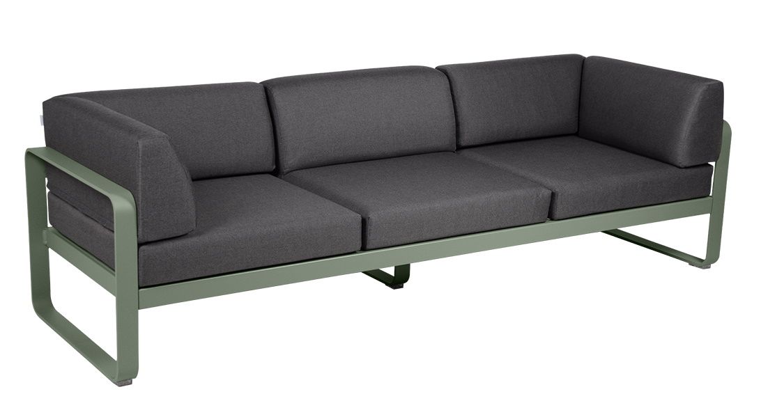 Bellevie 3-Sitzer Outdoor Sofa von Fermob, modernes Gartendesign mit anthrazitfarbenen Polstern und einem olivgrünen Aluminiumrahmen.