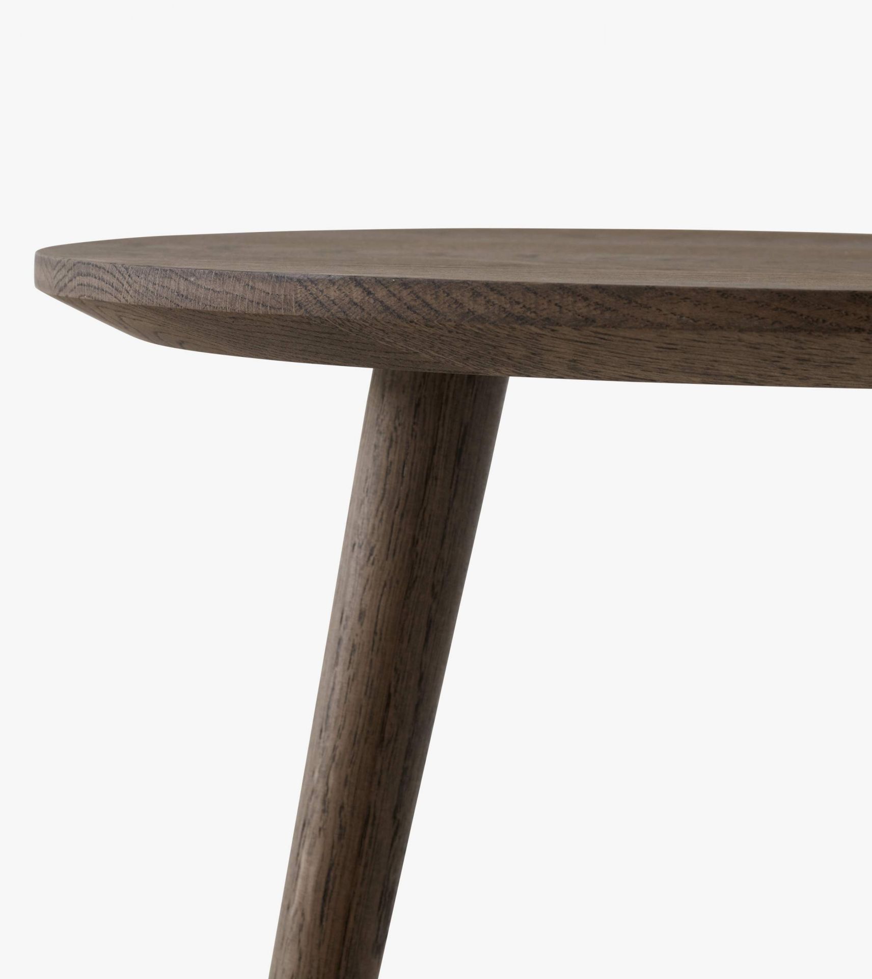 Detailaufnahme des AndTradition In Between Table SK3 aus geölter Eiche, runder Holztisch mit drei Beinen.