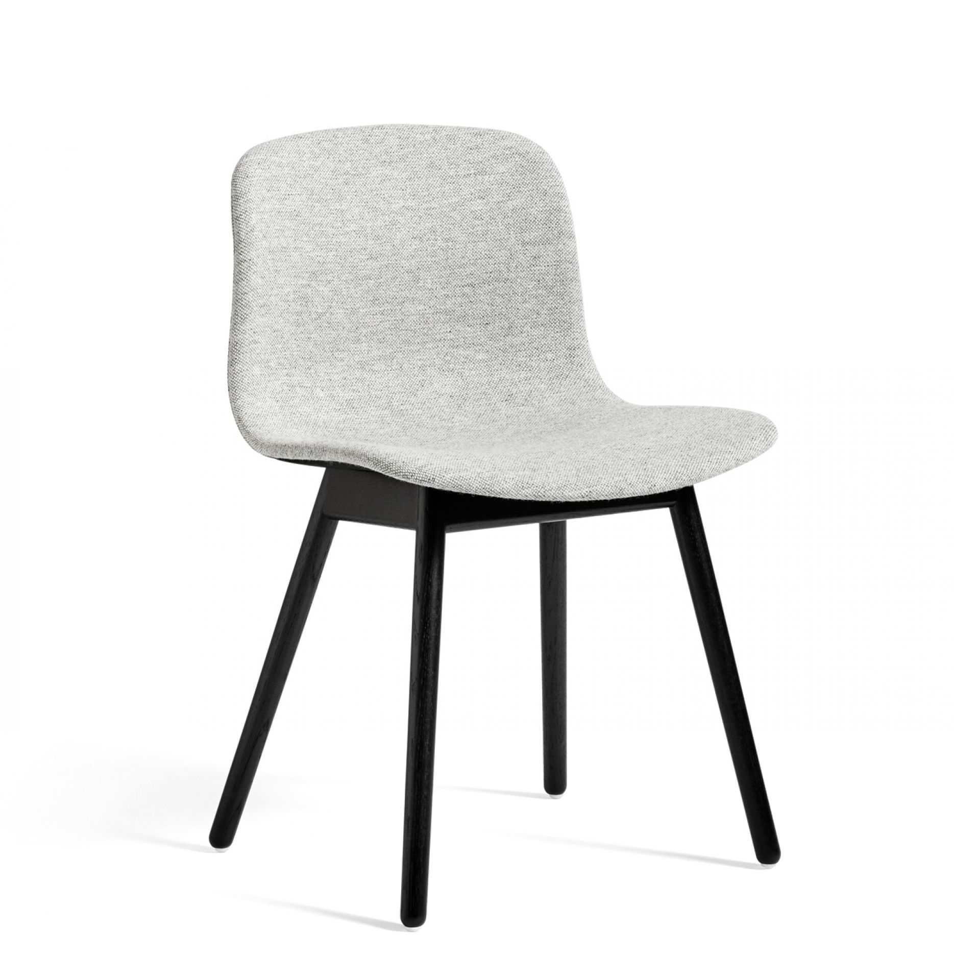 About A Chair AAC13 Stuhl von Hay mit grauem Stoffbezug und schwarzem Holzgestell.