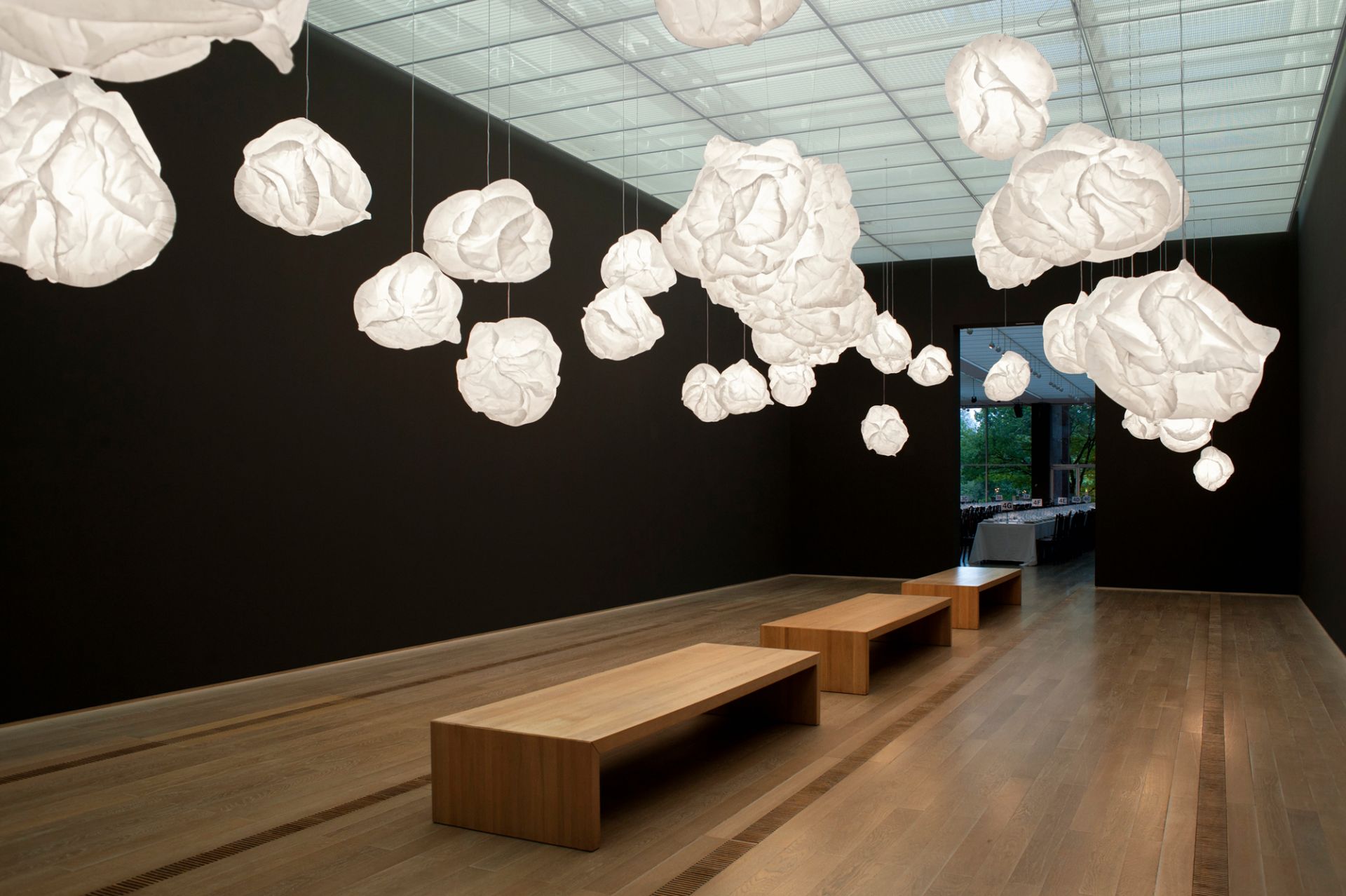 Raum mit mehreren E27 Cloud Pendelleuchten von Belux, moderne Hängelampen in Wolkenform.