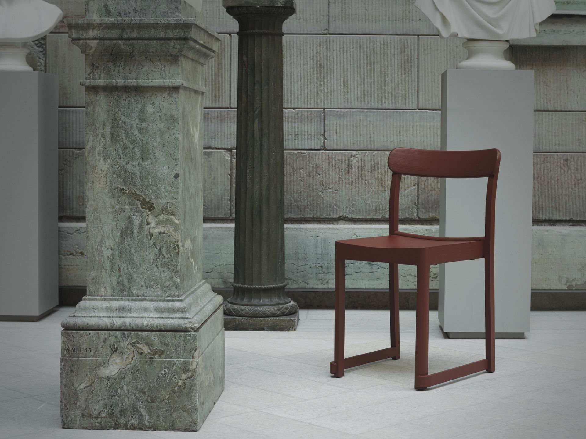 Atelier Chair Stuhl von Artek, dunkelrot lackiert, Buche, minimalistisches Design für Wohnen und Büro.