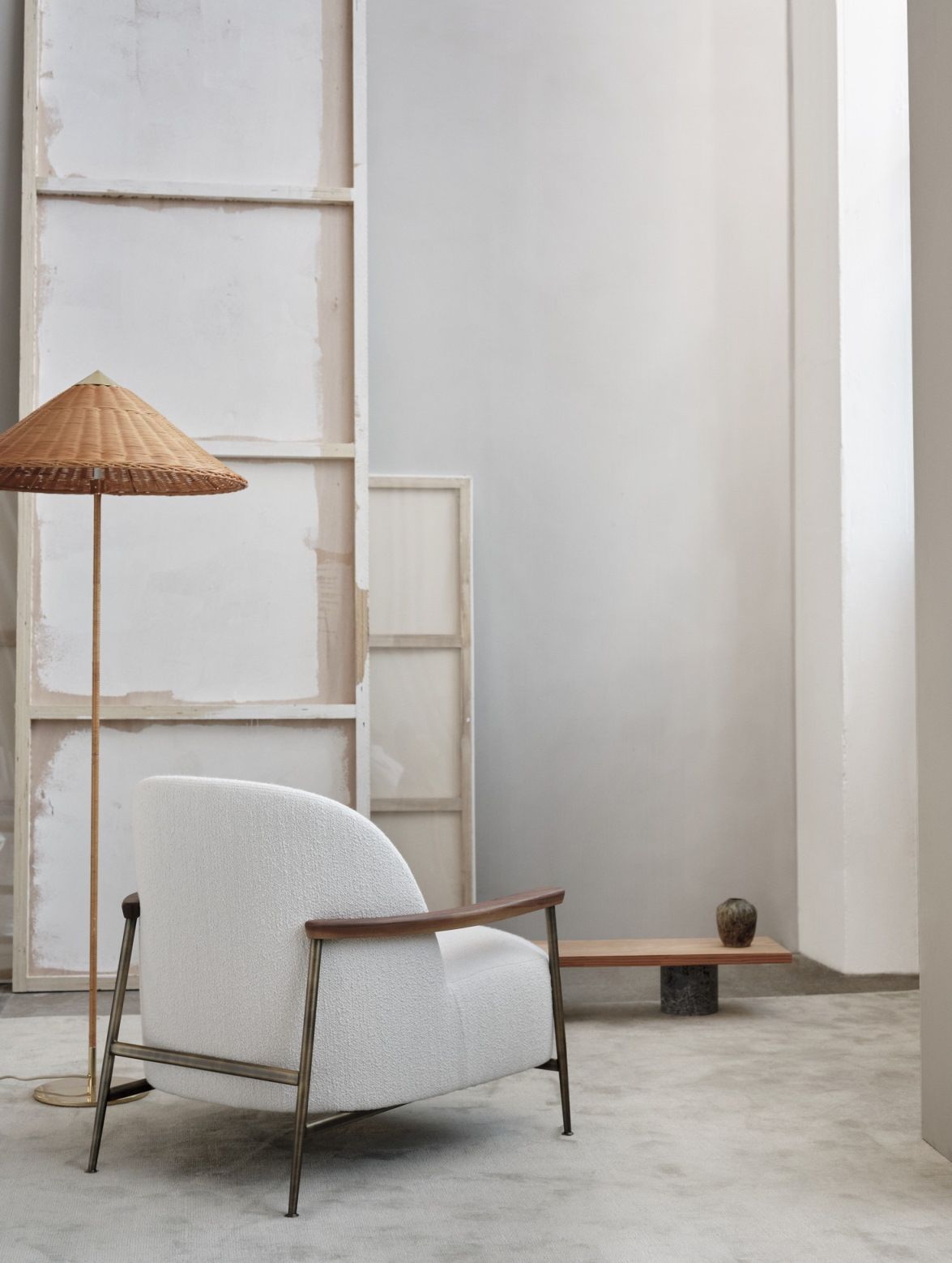 Gubi 9602 Stehleuchte mit Rattan-Schirm, elegante Bodenleuchte für stilvolles Wohnambiente.