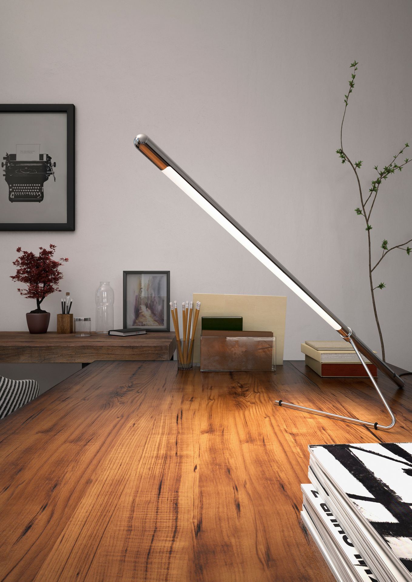 Belux Tubo Tischleuchte aus Chrom auf einem Schreibtisch mit Holzoberfläche, modernes Design, LED-Schreibtischlampe.
