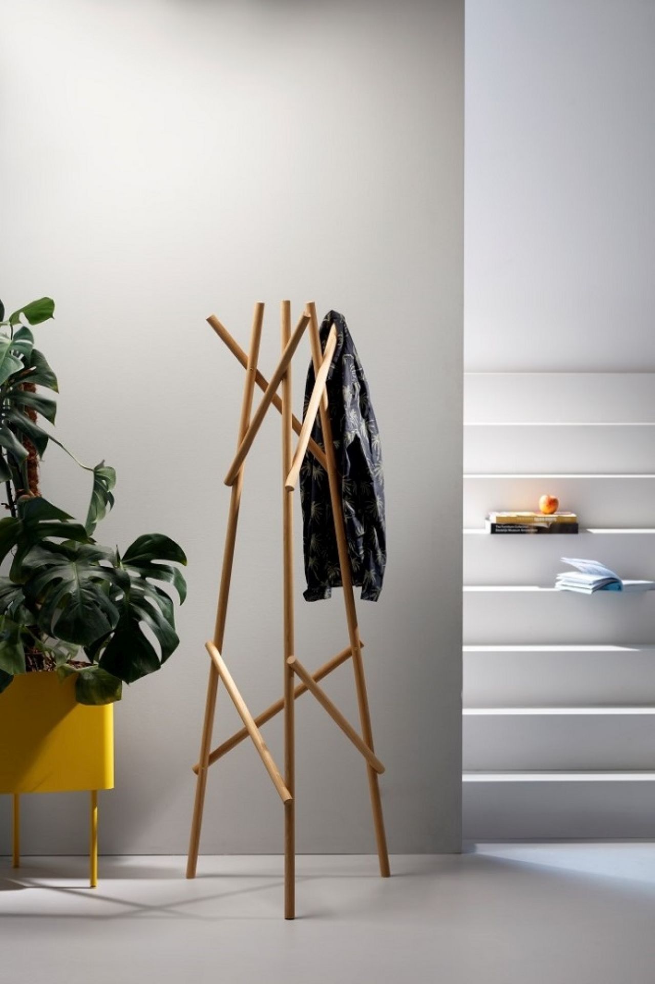 Moderner Kendo Garderobenständer aus Holz mit Jacke im minimalistischen Interieur. Design Garderobe für Flur und Büro.