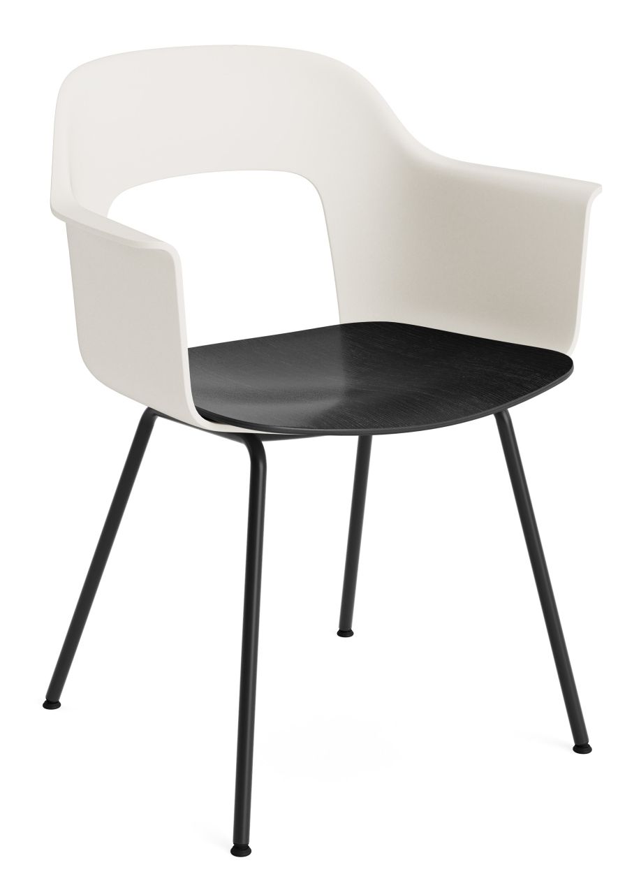 Hay Armlehnstuhl Layout Armchair 212 mit weißer Kunststoffschale und schwarzer Sitzfläche auf schlanken, schwarzen Metallbeinen.