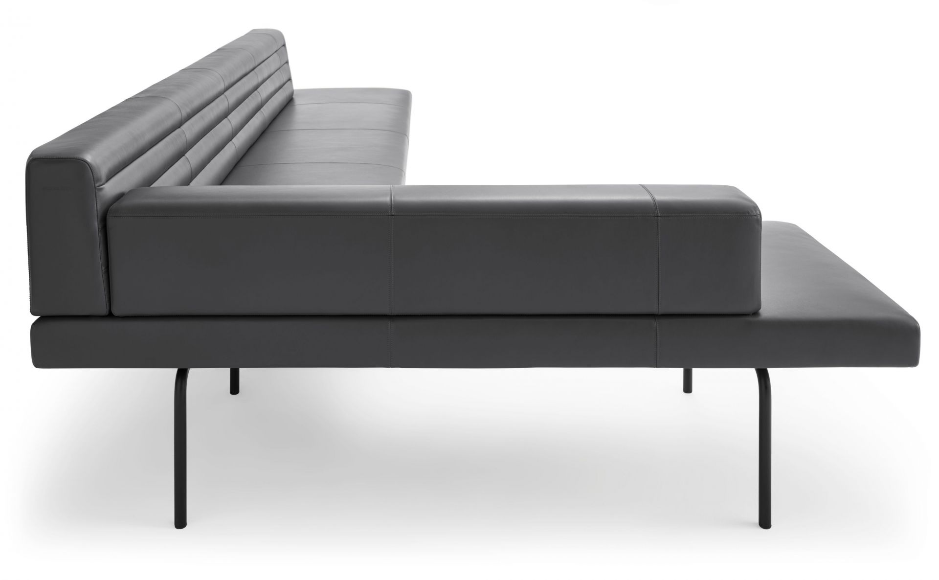 Ison Eckbank freistehend von Walter Knoll, graues Ledersofa mit minimalistischem Design und schwarzen Metallfüßen.