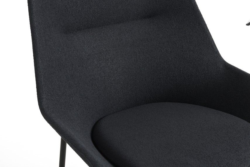 Detailaufnahme des schwarzen Hay 02 Lounge Sessels mit Stoffbezug und bequemer Sitzfläche.