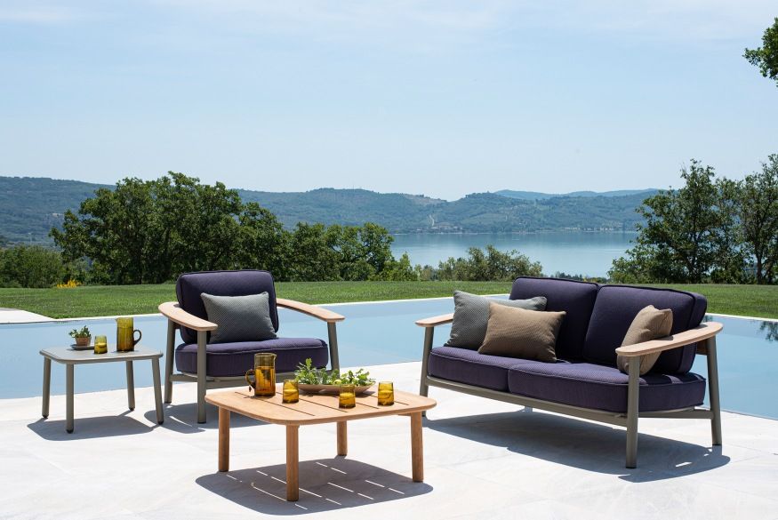 Emu Twins Lounge Sessel und Sofa Outdoor-Möbel Set mit Couchtisch und Beistelltisch am Pool.