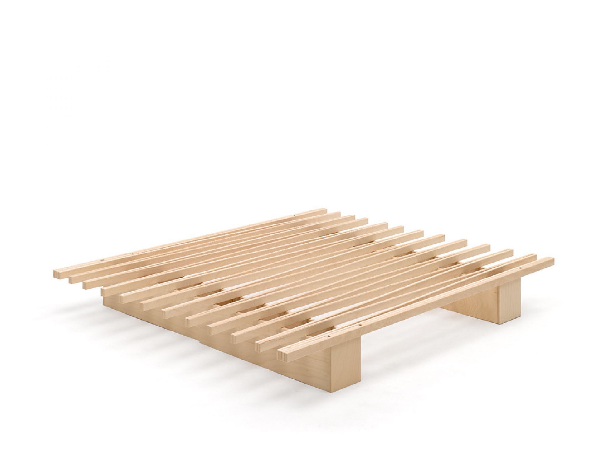 Tojo V Bett 90/180: Lattenrost aus hellem Holz, minimalistisches Design für ein modernes Schlafzimmer.