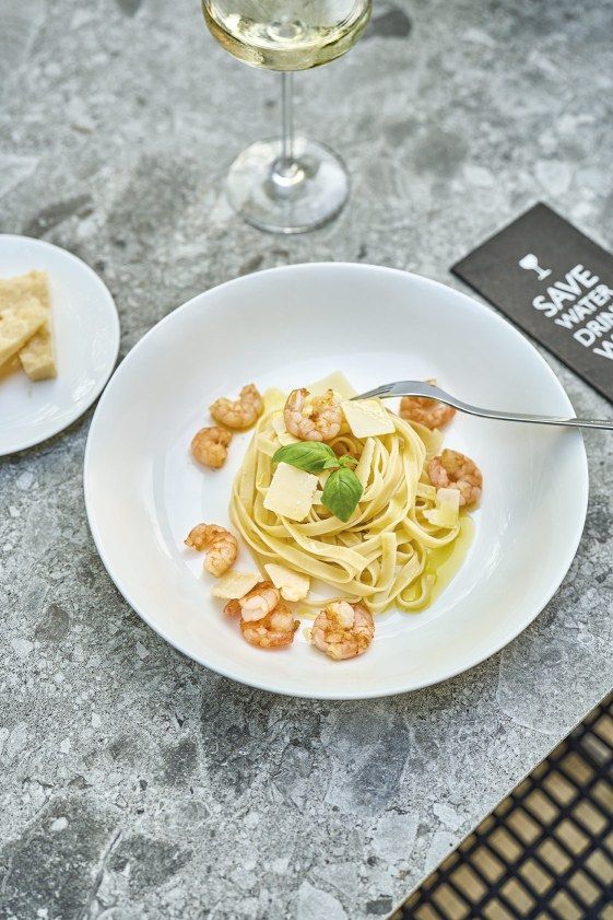 Nahaufnahme von Pasta mit Garnelen auf dem Slope Tisch / Esstisch Outdoor von Weishäupl.