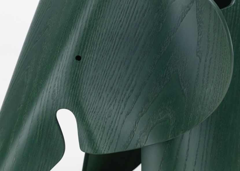 Detailaufnahme des dunkelgrünen Eames Elephant Hocker LIMITED EDITION aus Holz, ein Designklassiker für Kinderzimmer.