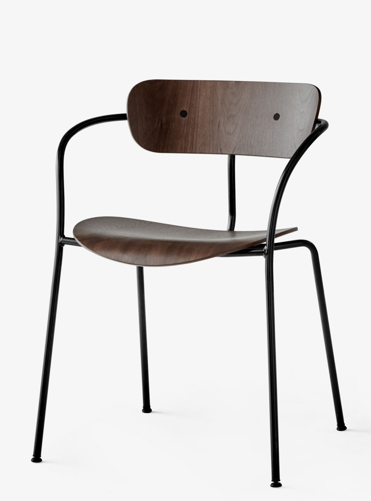 Pavilion AV2 Armchair von AndTradition, Armlehnstuhl aus Eiche in Schwarz, modernes Design für Wohnzimmer und Büro.