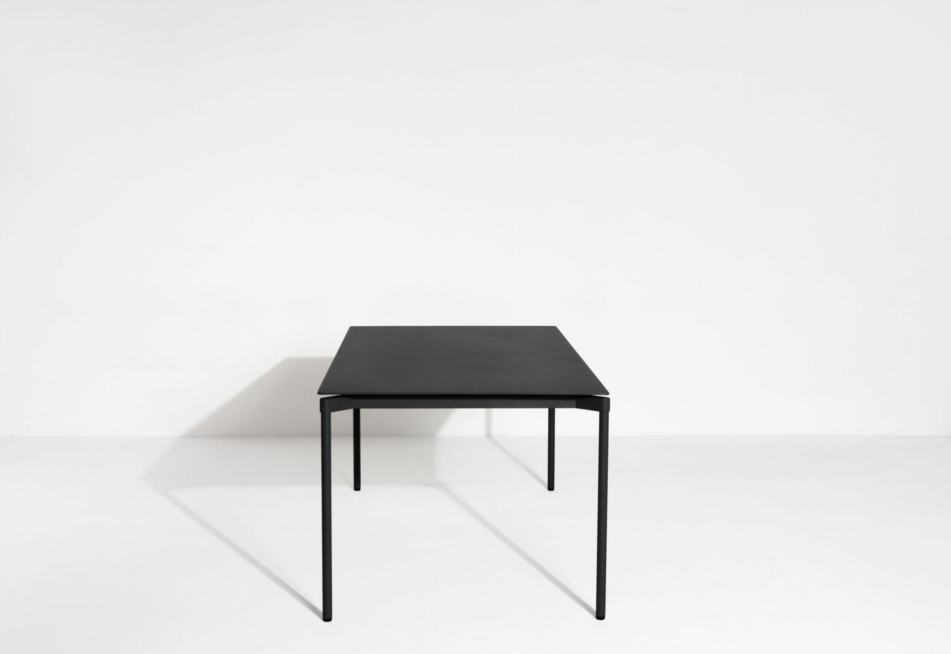 Schwarzer Fromme Esstisch rechteckig von Petite Friture, minimalistisches Design für Esszimmer und Küche.