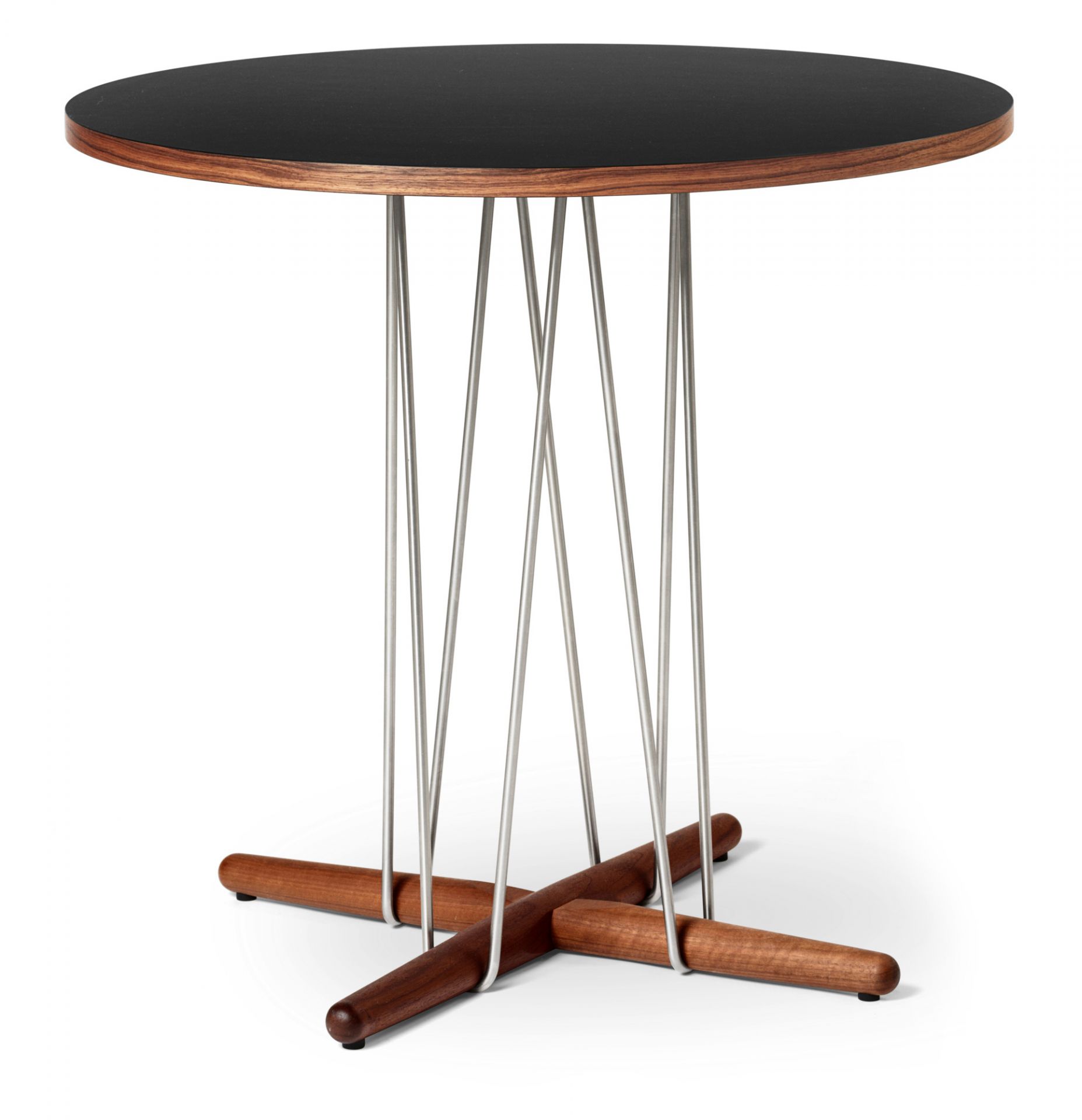 E020 Embrace Tisch von Carl Hansen & Søn aus Walnuss mit schwarzer Tischplatte.