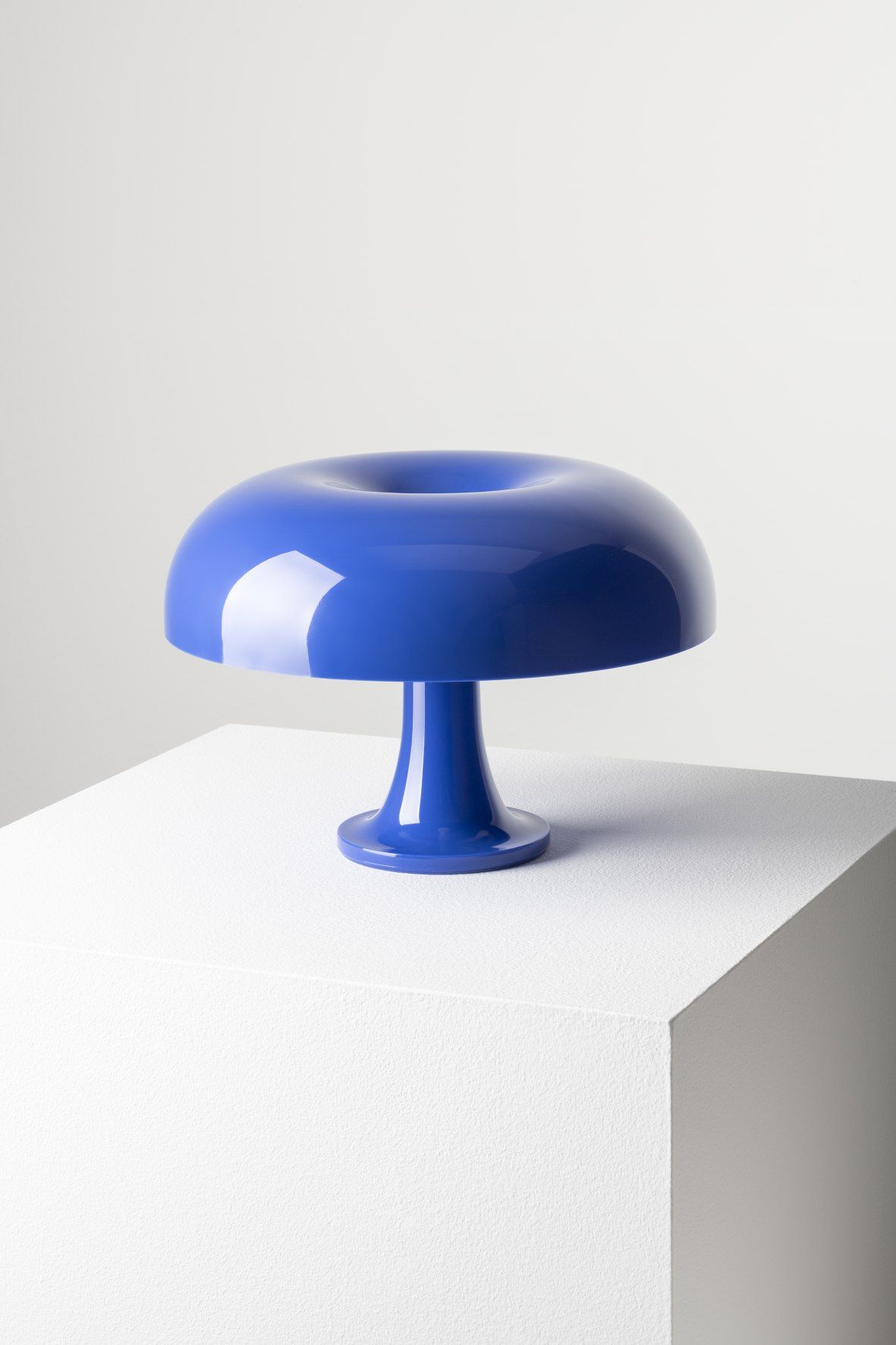 Dunkelblaue Nessino Tischleuchte von Artemide: Pilzförmige Designlampe für Nachttisch oder Wohnzimmer.