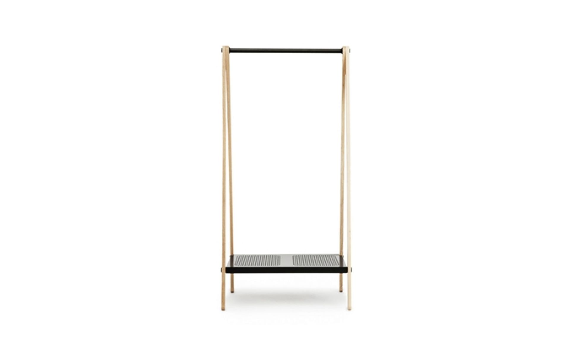 Toj Kleiderständer von Normann Copenhagen aus hellem Holz und schwarzem Metall mit Ablage.