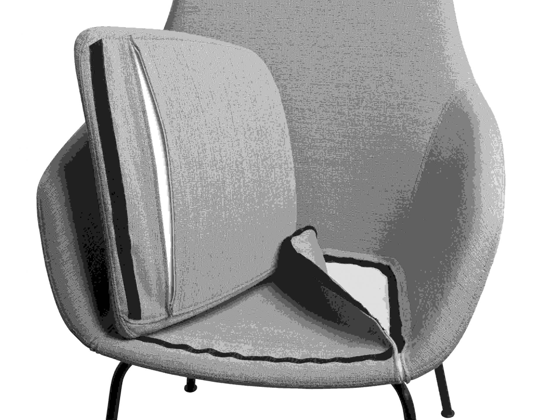 Grauer Little Giraffe Stuhl von Fritz Hansen mit abnehmbarem Bezug und schwarzen Metallbeinen.