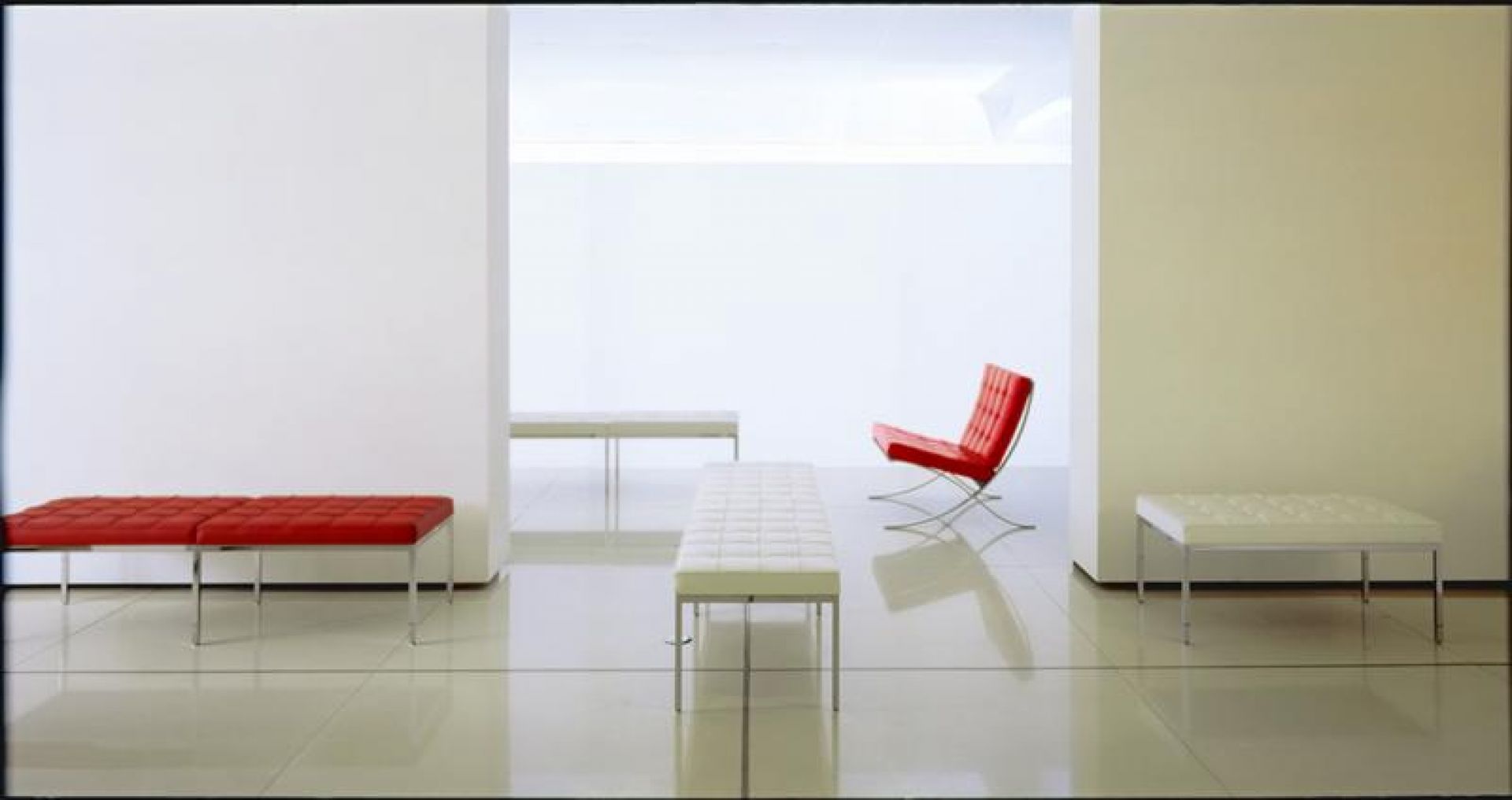 Barcelona Sessel von Knoll International in Rot, dazu passende Bänke in Weiß und Rot.