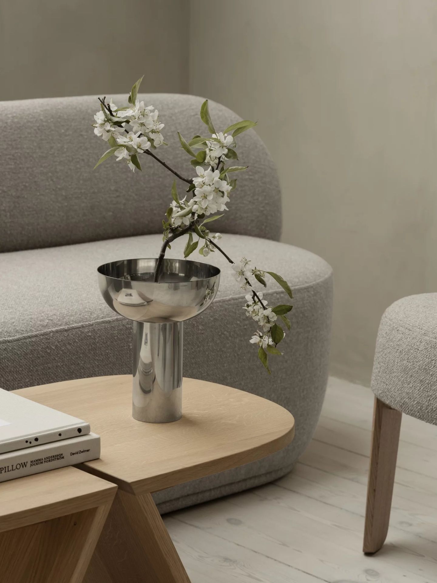 Avio Beistelltisch von Blomus aus Eiche in Schwarz, modernes Design für Wohnzimmer und Schlafzimmer.