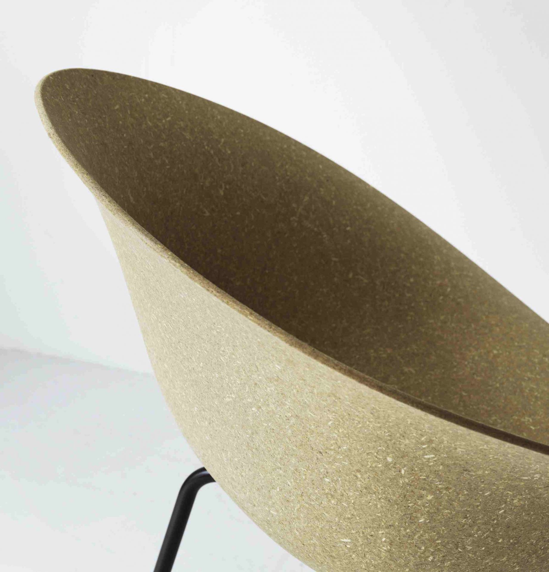 Nahaufnahme des Mat Armchair von Normann Copenhagen, ein moderner Armlehnenstuhl mit Stahlgestell.