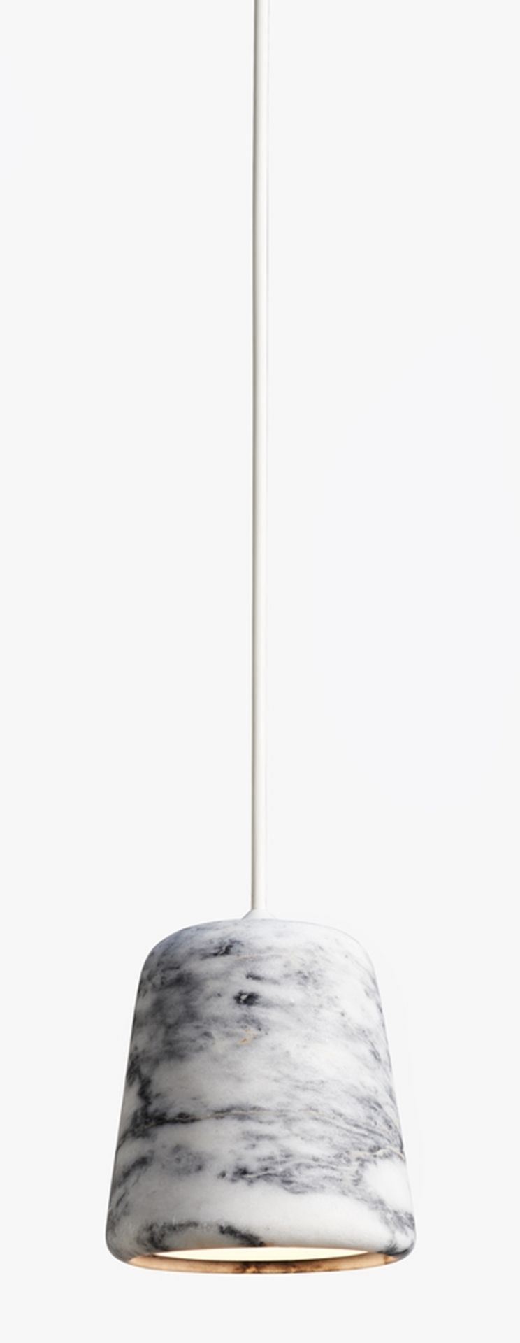 Nahaufnahme der Material Pendant Pendelleuchte aus schwarzem Marmor von New Works.