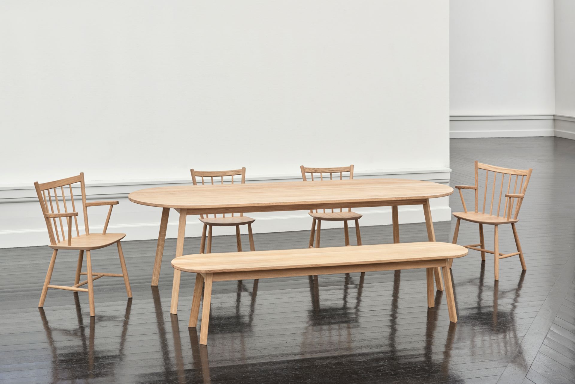 Esszimmer-Set mit ovalem Holztisch, Bank und vier J42 Stühlen von Hay in heller Eiche.