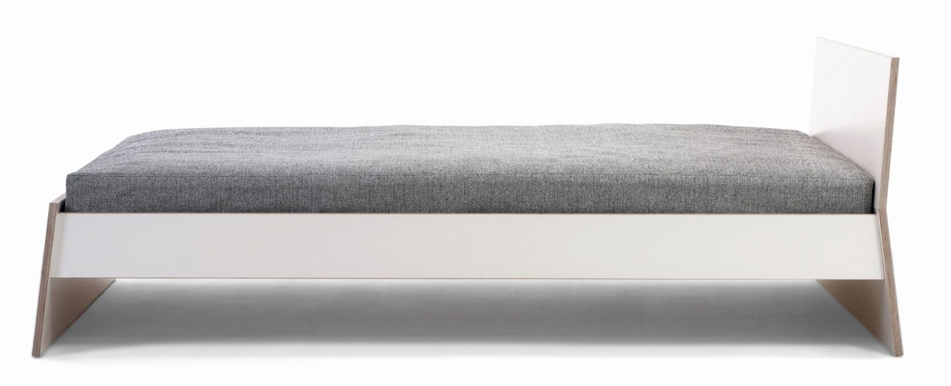 Stockholm Bett von Richard Lampert, 180 cm, Birke Multiplex, weiß, mit hohem Kopfteil.
